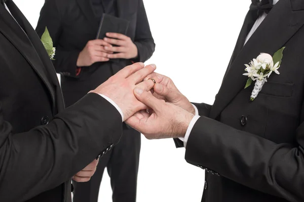 Гомосексуальная пара обменивается кольцами на свадьбе — стоковое фото