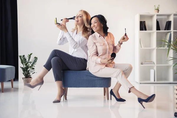 Businesswomen applying makeup — Stock Photo