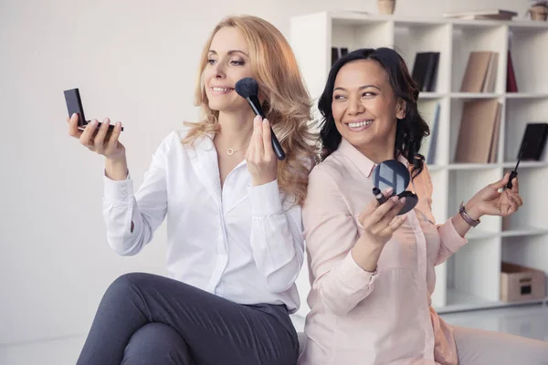 Businesswomen applying makeup — Stock Photo