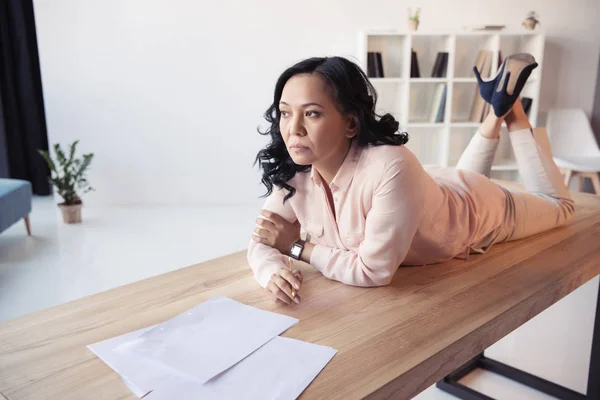 Femme d'affaires d'âge moyen au bureau — Photo de stock