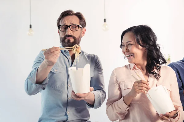 Compañeros comiendo comida asiática - foto de stock