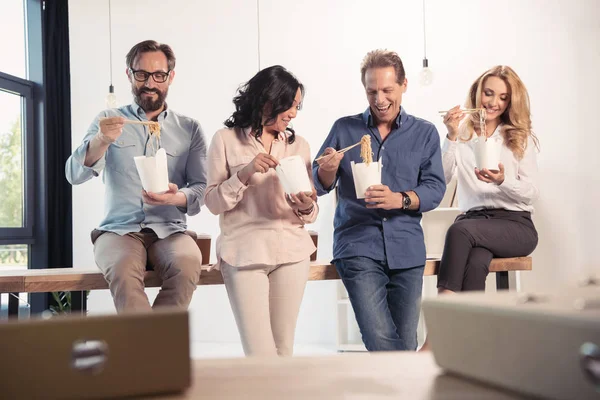 Compañeros comiendo comida asiática - foto de stock