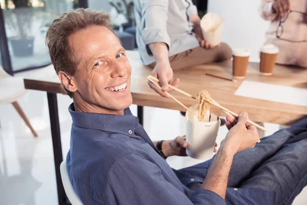 Empresario comiendo comida asiática - foto de stock