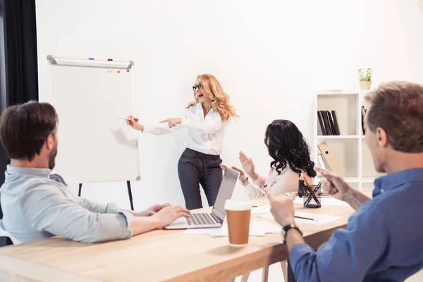 Geschäftspartner während der Präsentation — Stockfoto