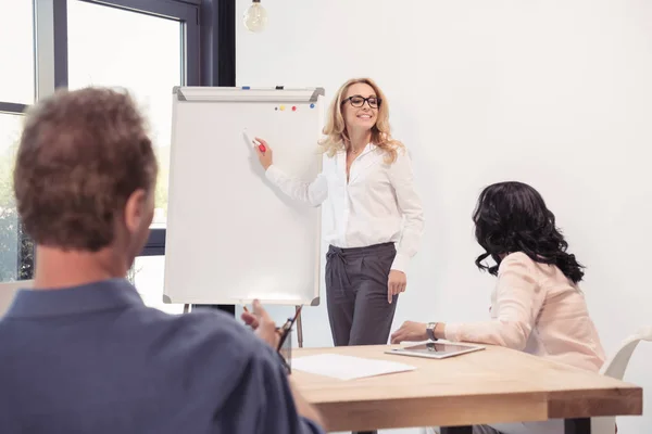 Geschäftspartner während der Präsentation — Stockfoto