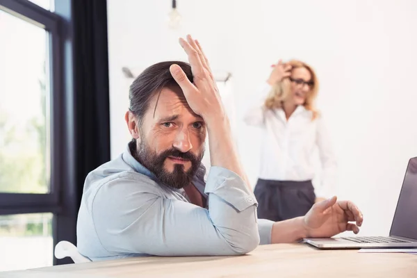 Les gens d'affaires d'âge moyen au bureau — Photo de stock