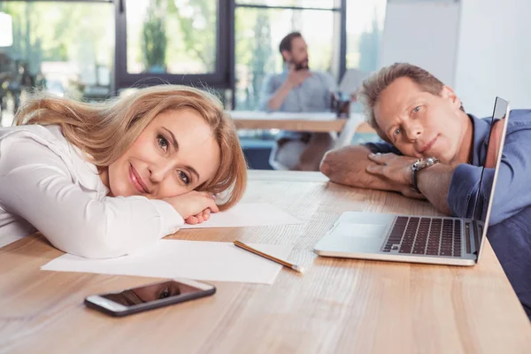 Les gens d'affaires d'âge moyen au bureau — Photo de stock