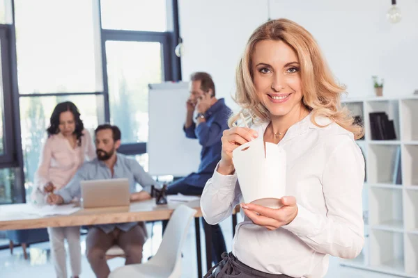 Femme d'affaires d'âge moyen au bureau — Photo de stock