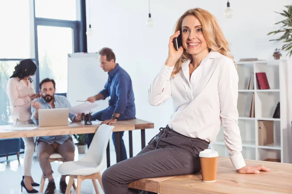 Femme d'affaires d'âge moyen au bureau — Photo de stock