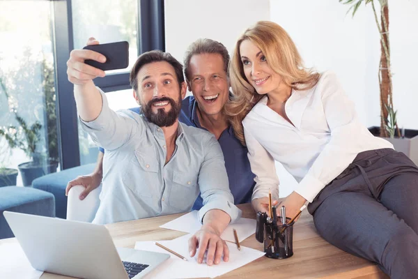 Colleghi che scattano selfie — Foto stock