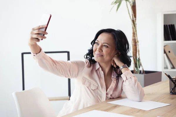Maturo asiatico businesswoman prendere selfie — Foto stock