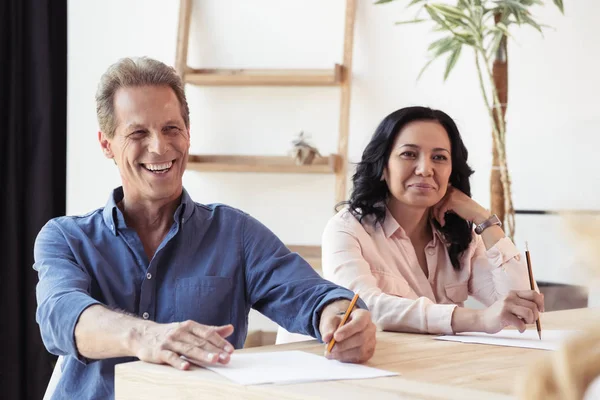 Sonrientes colegas de mediana edad - foto de stock