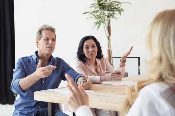 Colegas de mediana edad disputando en la reunión - foto de stock