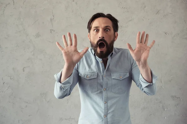 Hombre de mediana edad asustado - foto de stock