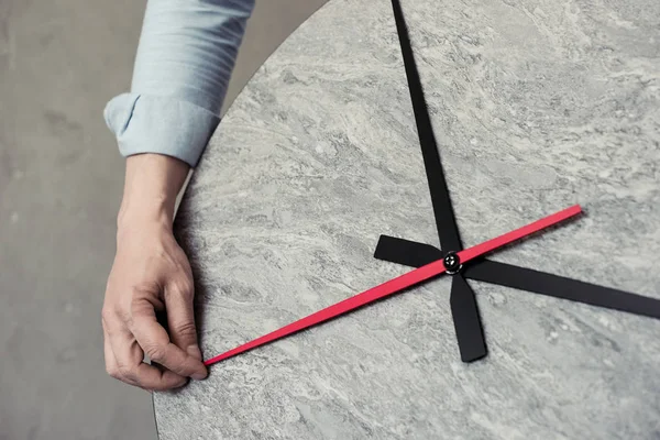 Hombre sosteniendo la segunda mano del reloj - foto de stock