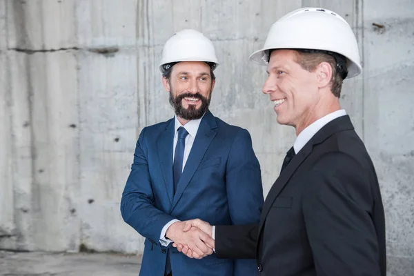 Arquitectos dándose la mano - foto de stock