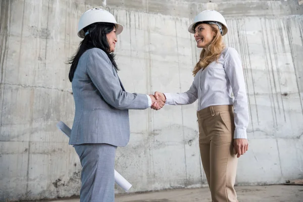 Architekten geben sich die Hand — Stockfoto