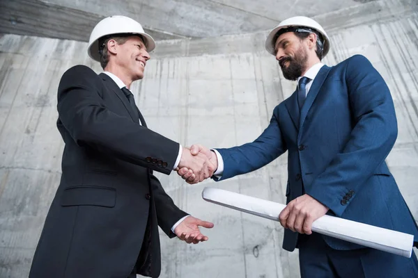 Arquitectos dándose la mano - foto de stock