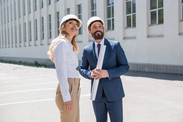 Architectes professionnels au travail — Photo de stock