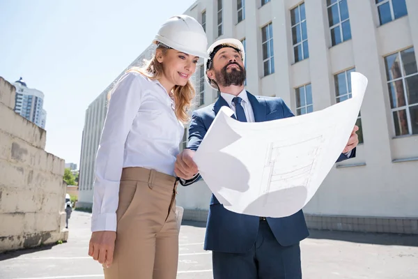 Arquitectos profesionales trabajando - foto de stock