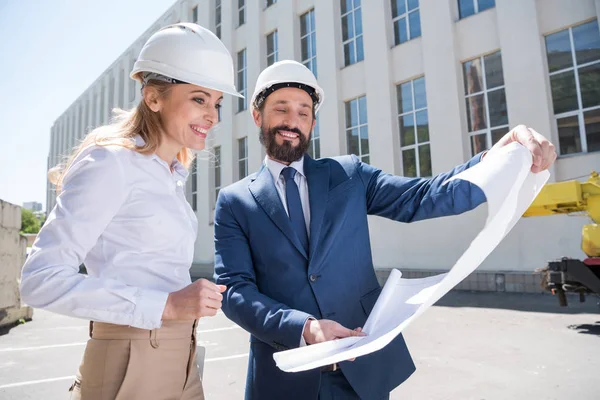 Arquitectos profesionales trabajando - foto de stock