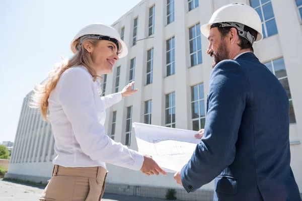 Arquitectos profesionales trabajando - foto de stock