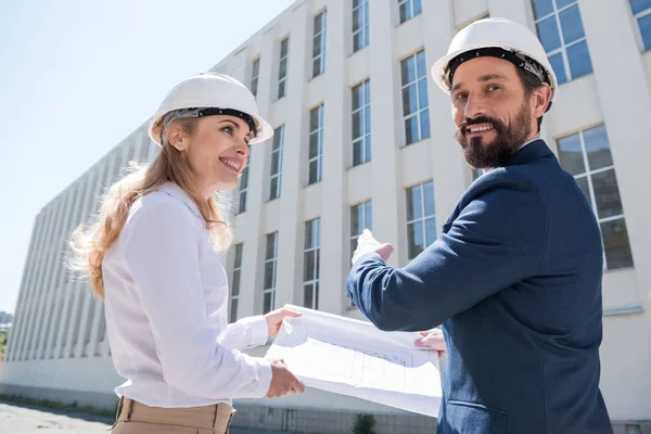 Arquitectos profesionales trabajando - foto de stock