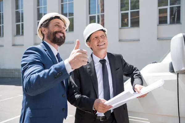 Arquitectos profesionales trabajando - foto de stock