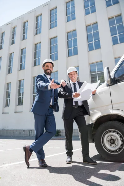 Contractants en usure formelle regardant la caméra — Photo de stock