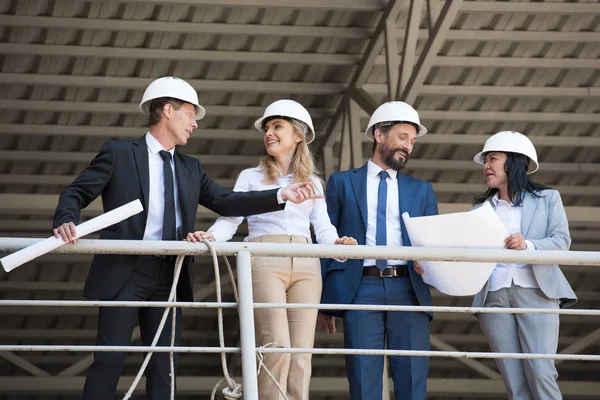 Arquitectos hablando en la obra - foto de stock