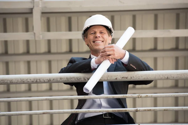 Sorrindo arquiteto de meia idade em terno — Fotografia de Stock