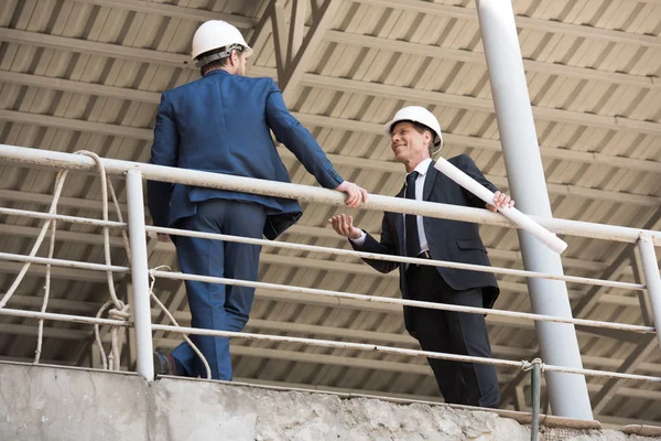 Bauunternehmer im Gespräch auf Baustelle — Stockfoto