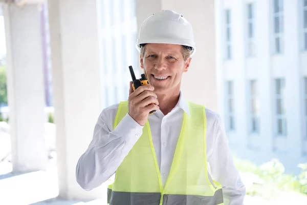 Reifer Konstrukteur spricht am Funkgerät — Stockfoto