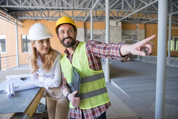 Reifer Polier im Gespräch mit Auftragnehmer — Stockfoto