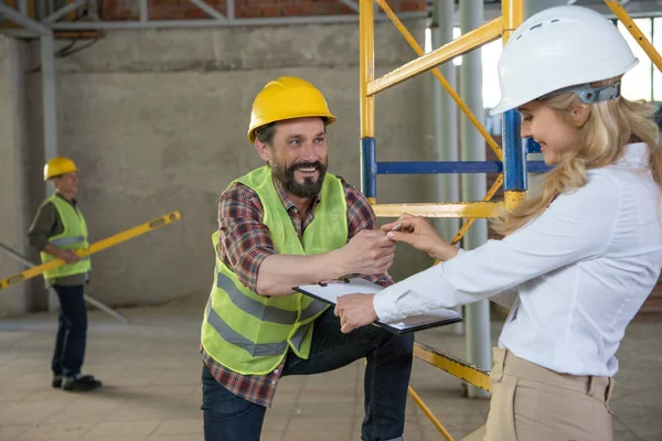 Mature foreman talking with contractor — Stock Photo