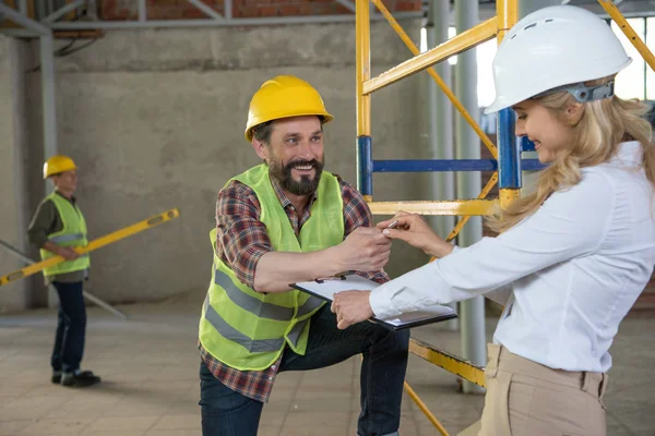 Reifer Polier im Gespräch mit Auftragnehmer — Stockfoto