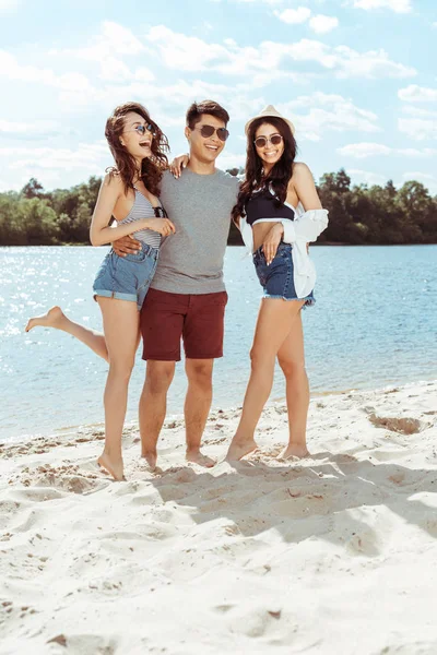 Homem e mulheres na praia — Fotografia de Stock