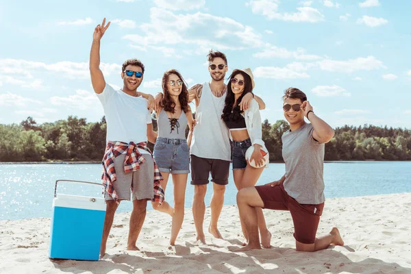 Amici che trascorrono del tempo in spiaggia — Foto stock