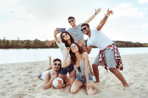 Amigos tomando selfie en la playa - foto de stock