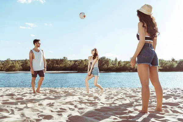 Amis jouant au volleyball — Photo de stock