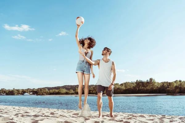 Casal jogando vôlei juntos — Fotografia de Stock