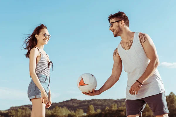 Pareja jugando voleibol juntos - foto de stock