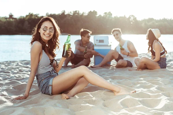 Donna che beve birra sulla spiaggia di sabbia — Foto stock