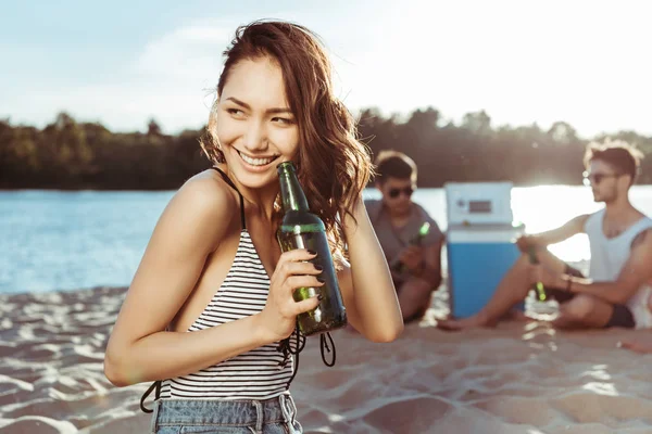 Donna che beve birra sulla spiaggia di sabbia — Foto stock