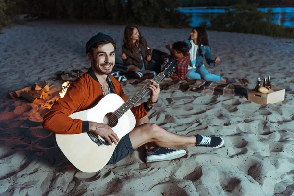 Musicien jouant de la guitare sur la plage de sable — Photo de stock