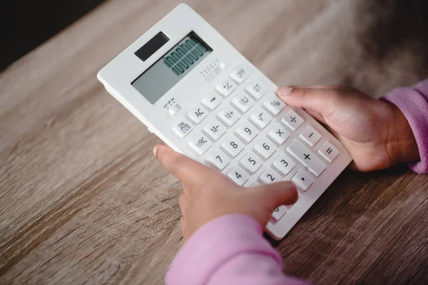 Девушка держит белый калькулятор — стоковое фото
