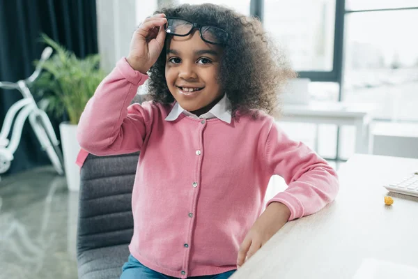 Pequeña mujer de negocios afroamericana - foto de stock