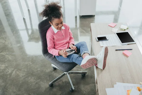 Pequeña mujer de negocios afroamericana 4 - foto de stock