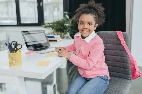 Kleines Mädchen am Bürotisch — Stockfoto