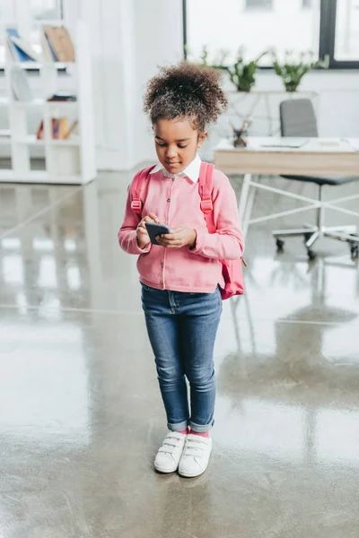 Милая маленькая девочка со смартфоном — стоковое фото